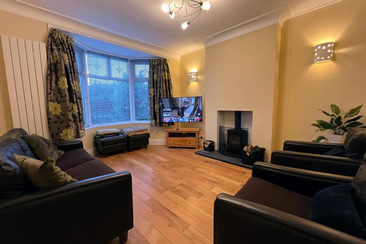1 Lathom Ave Morecambe - Holiday Home - Spacious Parking Wood Stove - Housity