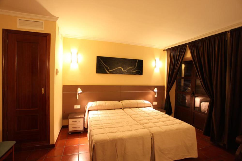 Hostal Zurbaran - Housity