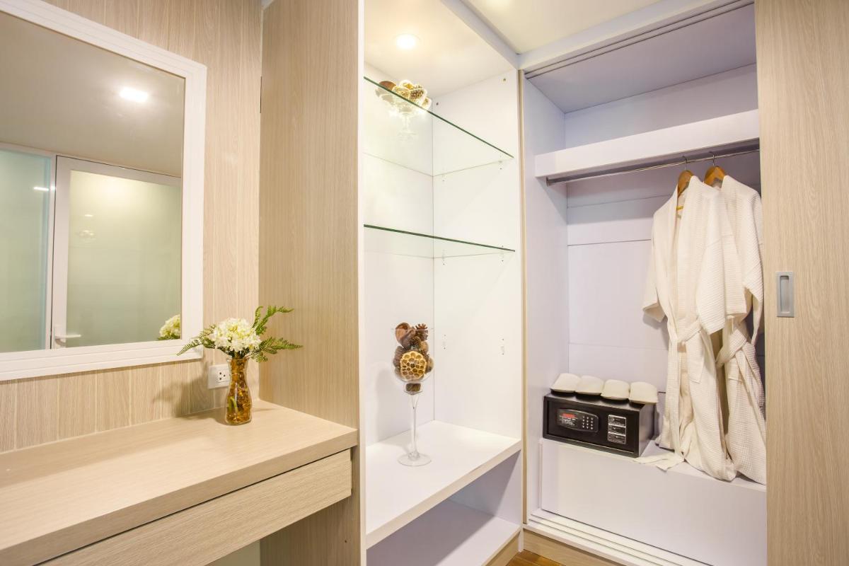 Saint Tropez Beach Hotel - Housity