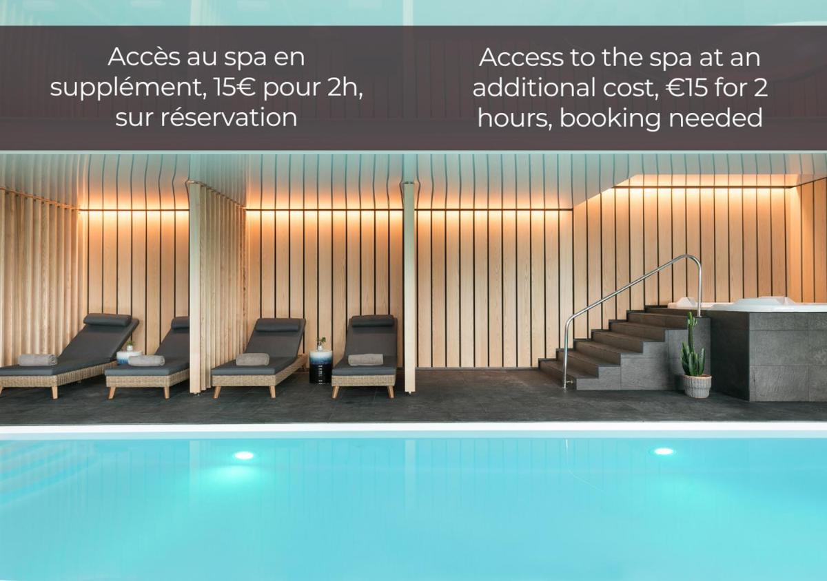 une photo d'une salle d'attente avec des chaises et des escaliers dans l'établissement 7Hotel&Spa, à Illkirch-Graffenstaden