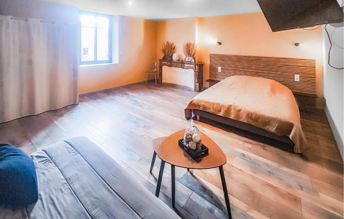 1 Bedroom Cozy Apartment In Saint-Chinian - Housity