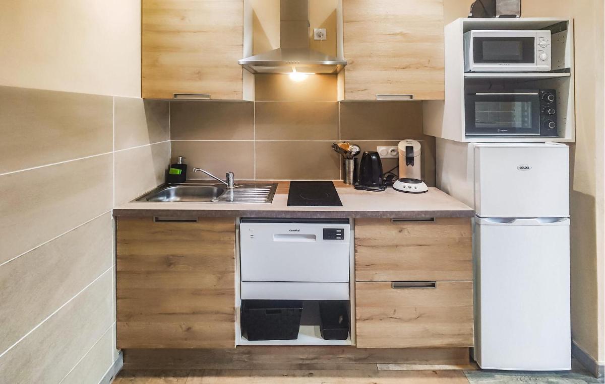 1 Bedroom Cozy Apartment In Saint-Chinian - Housity