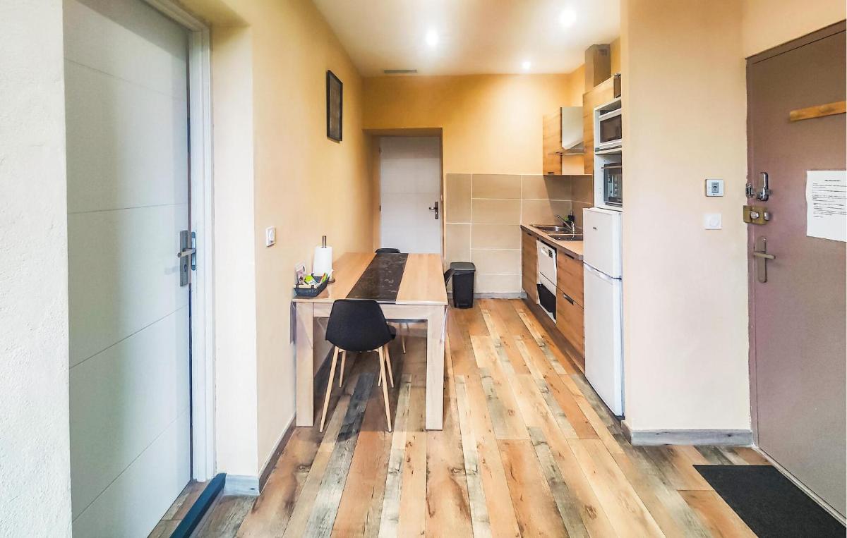 1 Bedroom Cozy Apartment In Saint-Chinian - Housity