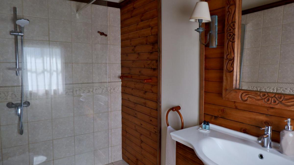 Village Knights Accommodation - Housity