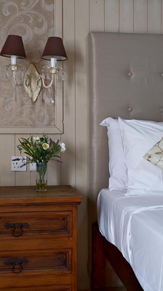 Village Knights Accommodation - Housity
