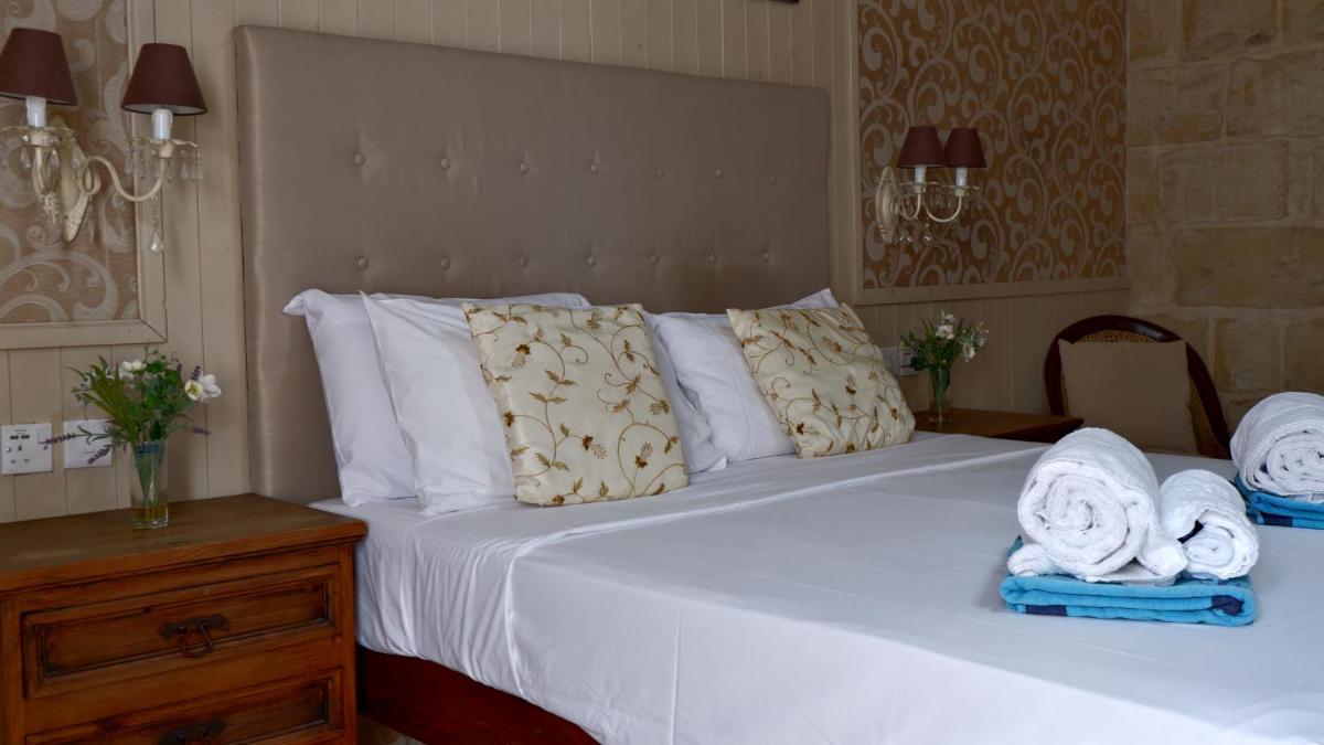Village Knights Accommodation - Housity