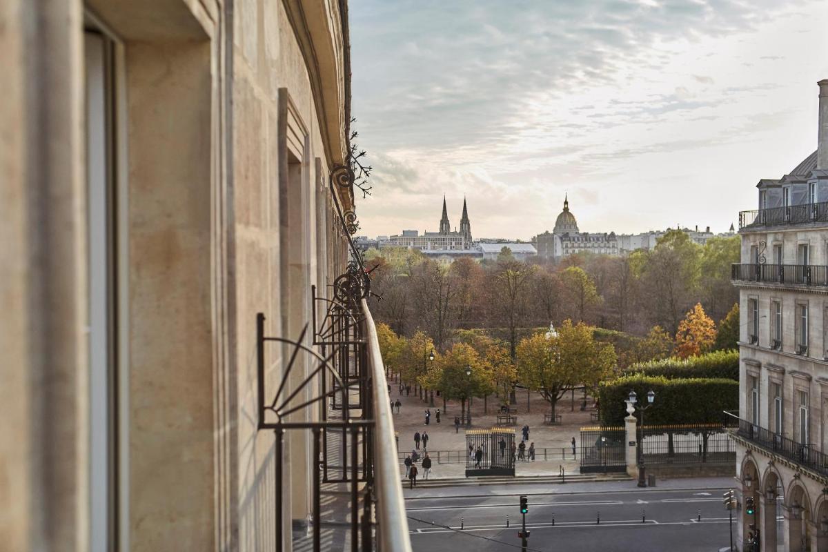 une vue d'une ville depuis la fenêtre d'un immeuble dans l'établissement Maison Barrière Vendôme, à Paris