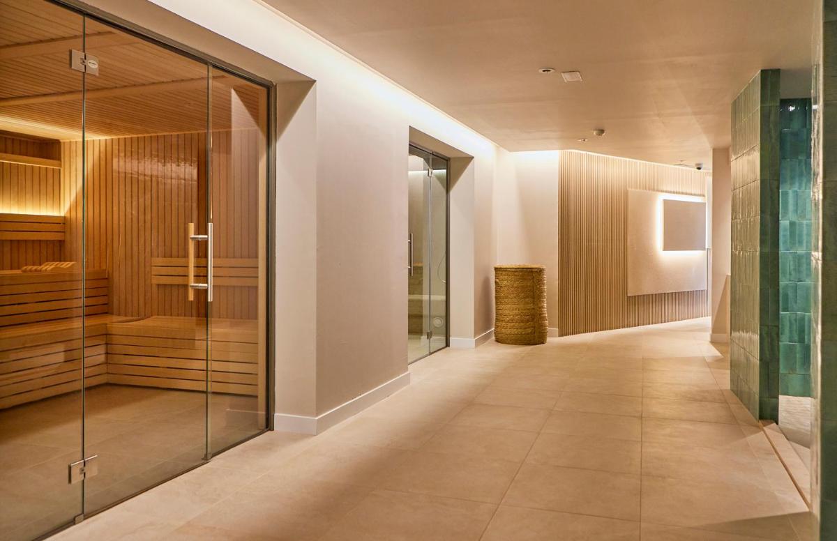 Un baño de Universal Grand León & Spa