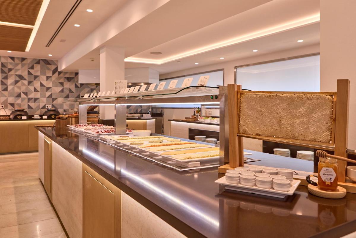 Comida en o cerca de este hotel