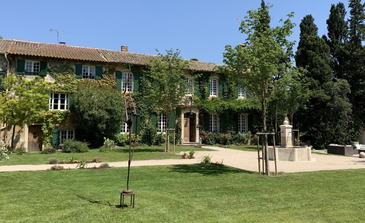 Domaine de Rhodes - 5 Chambres et 7 locations de vacances - Housity
