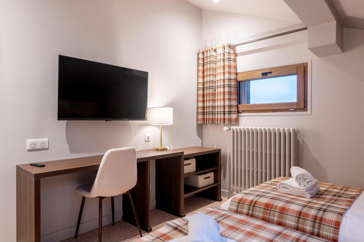 Télévision ou salle de divertissement dans l'établissement Hotel Le Bois Joli