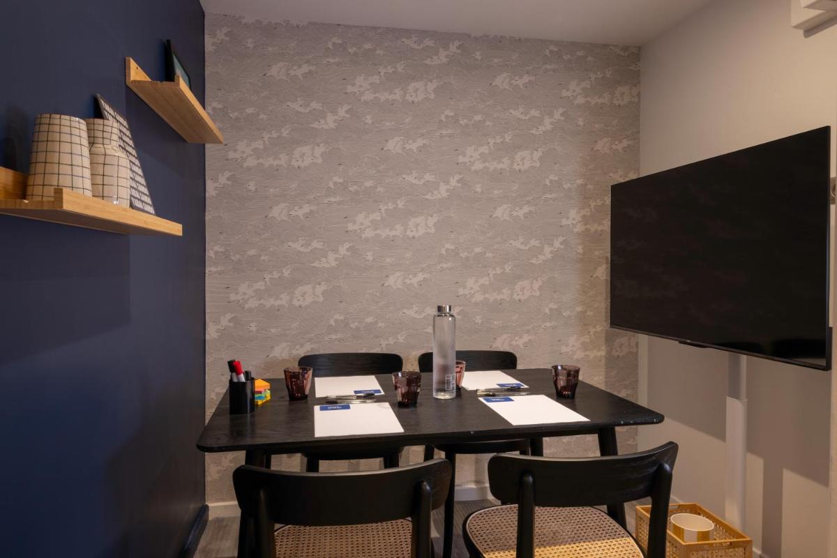 Télévision ou salle de divertissement dans l'établissement Hotel Locomo - Gare de Lyon Bastille