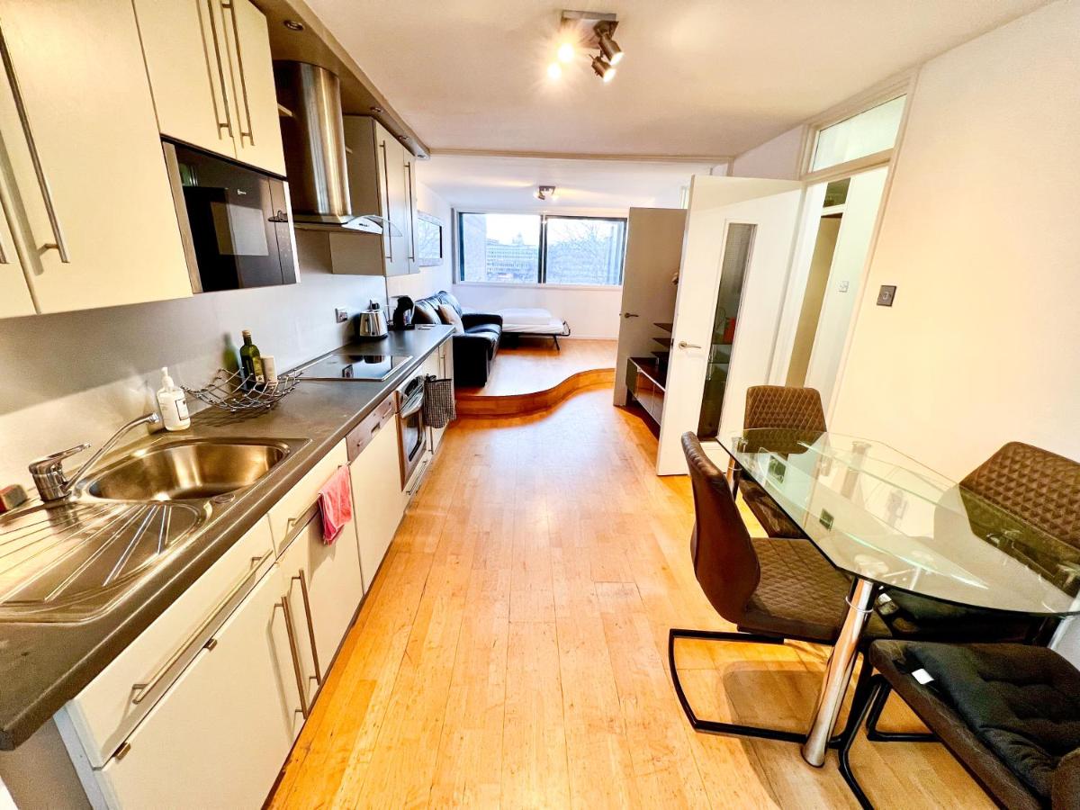 Great River Thames View Entire Apartment in The Most Central London - Housity