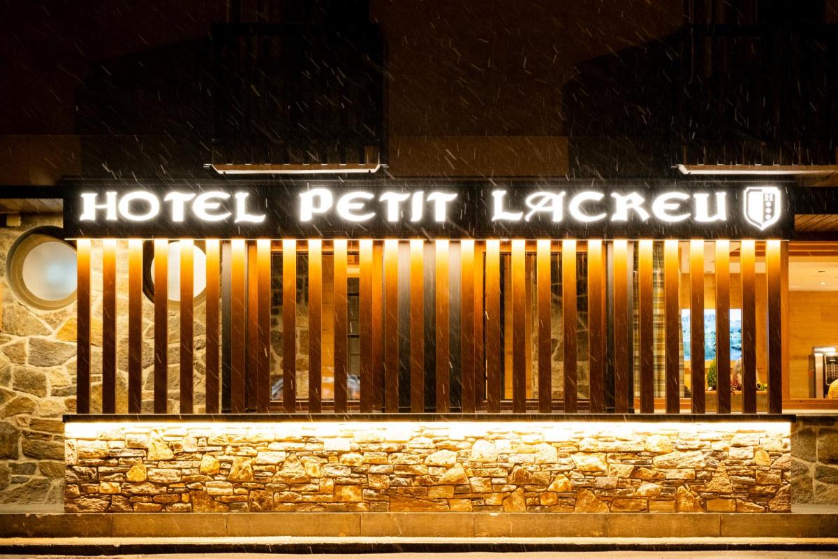 Certificado, premio, señal o documento que está expuesto en Hotel Petit Lacreu