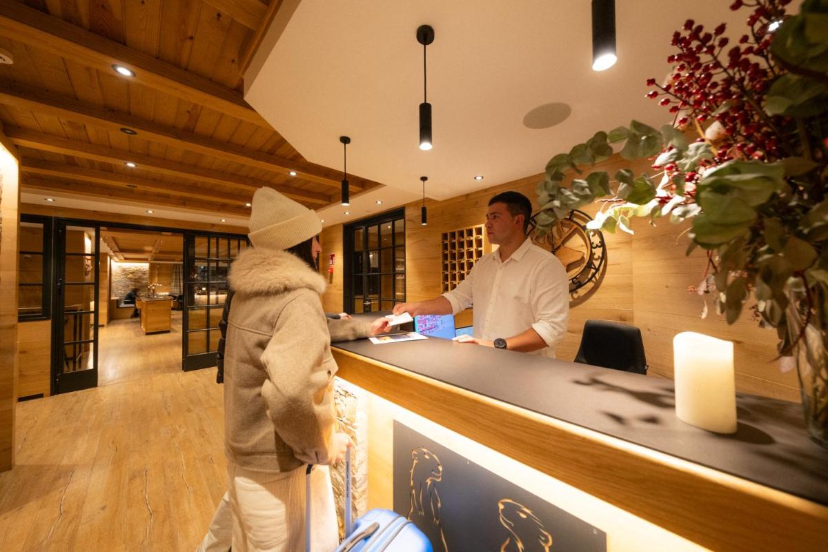 Un hombre y una mujer de pie en un bar en Hotel Petit Lacreu, en Salardú 86 fotos más