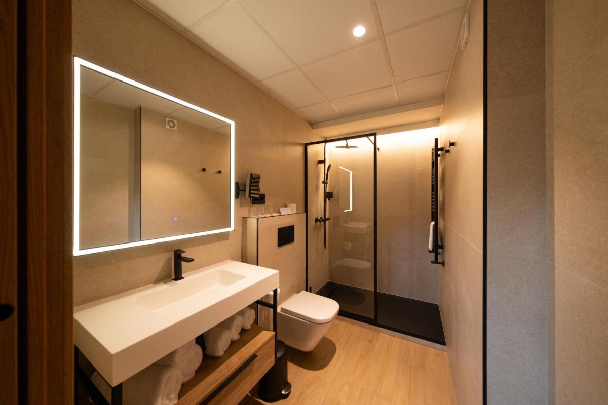 Un baño de Hotel Petit Lacreu