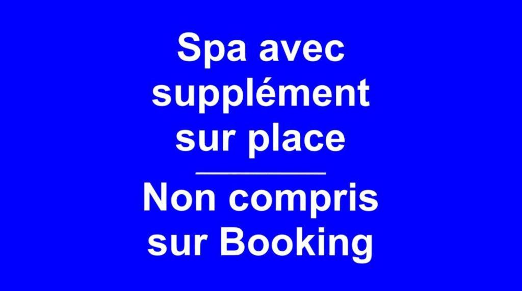 Un fond bleu avec les mots dans l'établissement Altos Hotel & Spa, à Avranches