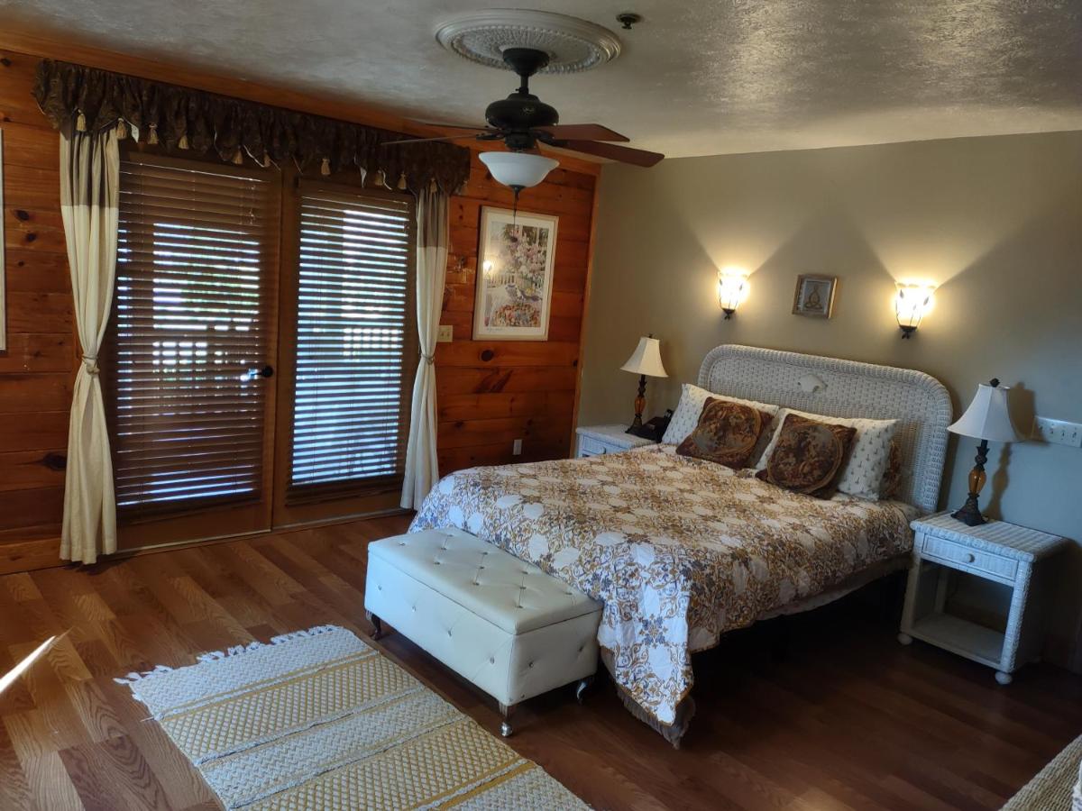 Cabin On The Lake - Housity