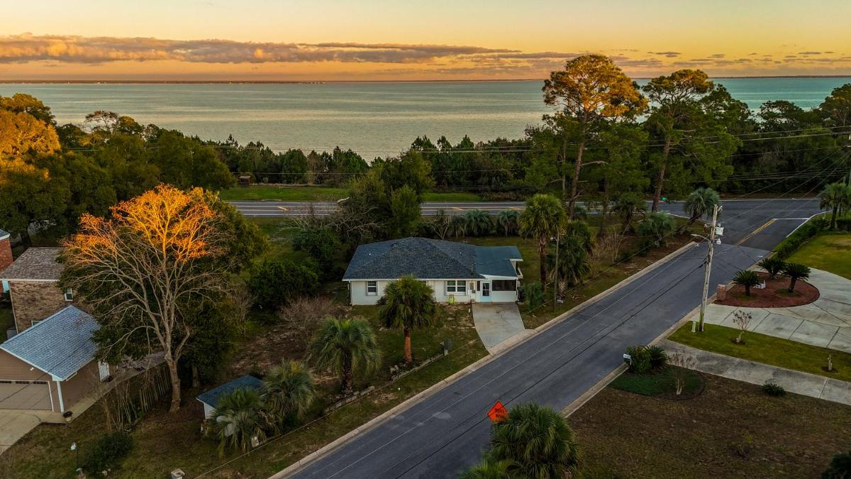 Bayside Retreat - Housity