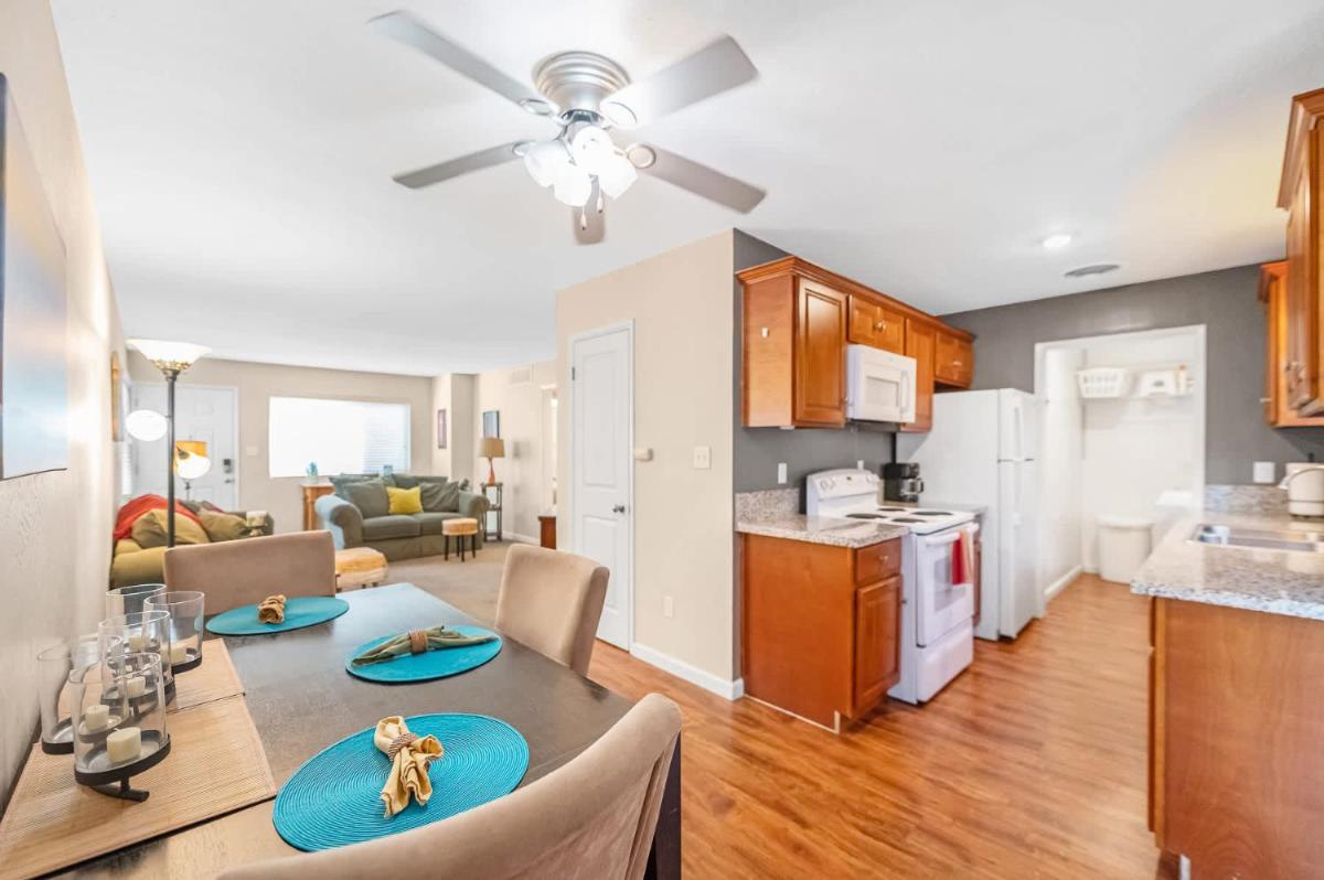 Longer Stays for Travelers- Apt Blocks from Hospital, Downtown - Housity