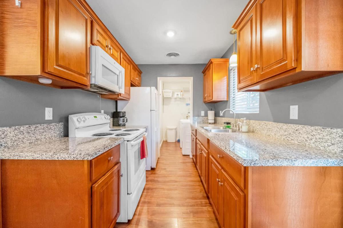 Longer Stays for Travelers- Apt Blocks from Hospital, Downtown - Housity
