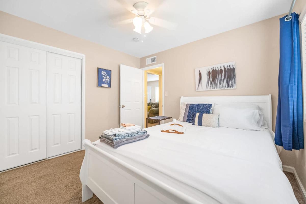 Longer Stays for Travelers- Apt Blocks from Hospital, Downtown - Housity