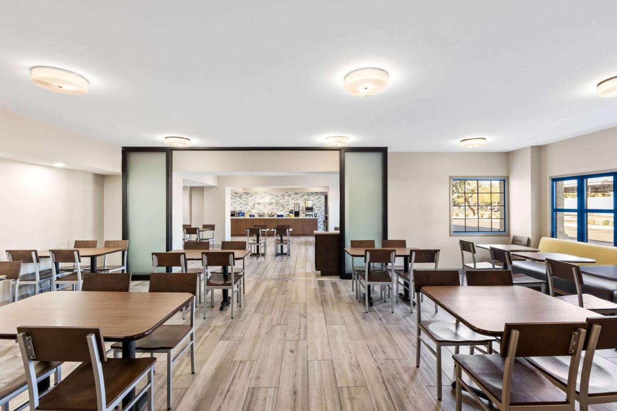 Days Inn & Suites by Wyndham Mesa Near Phoenix - Housity