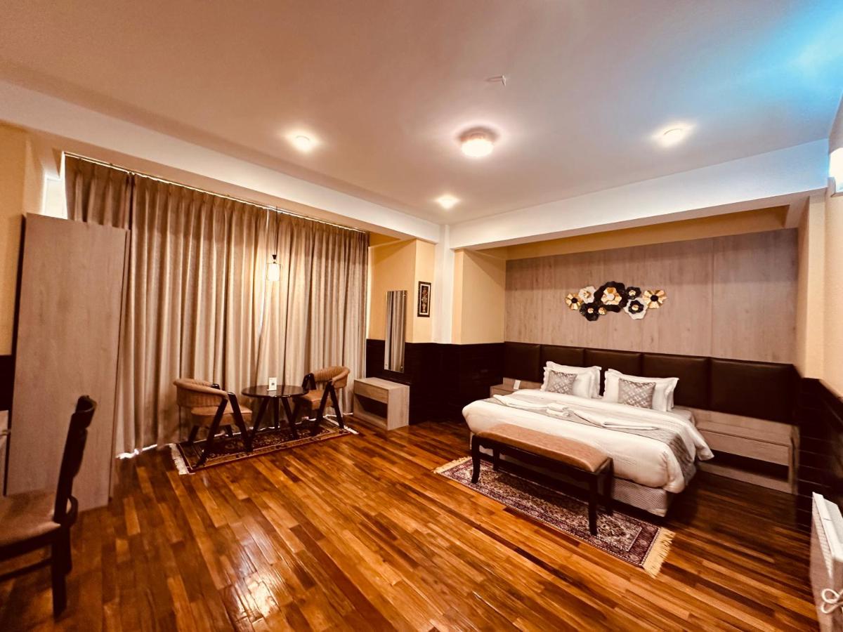 Silver Cloud Hotel - Housity