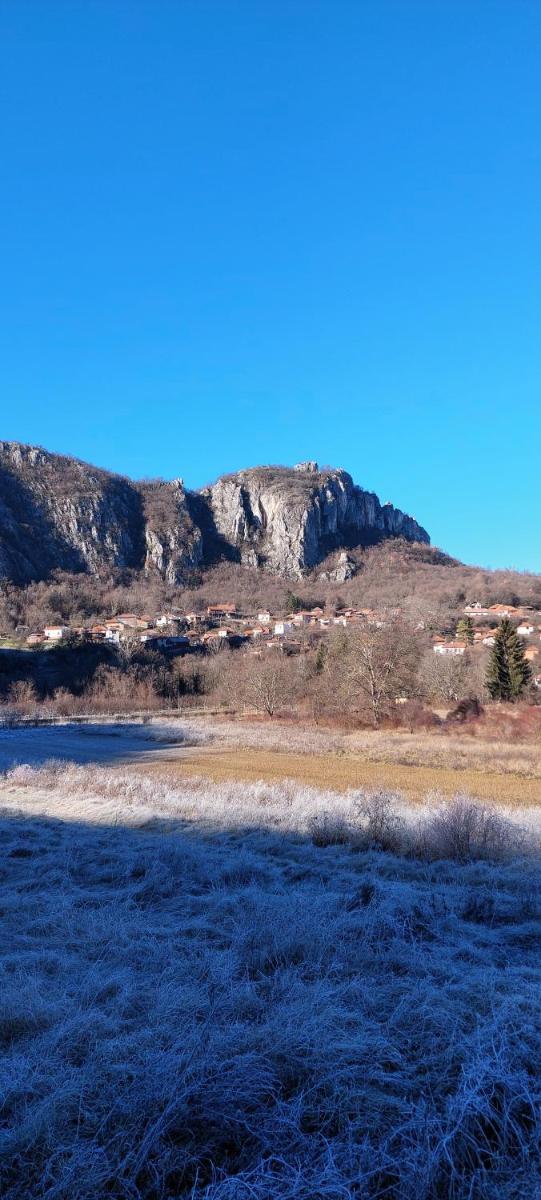 Golemi kamik Pirot Vlasi - Housity