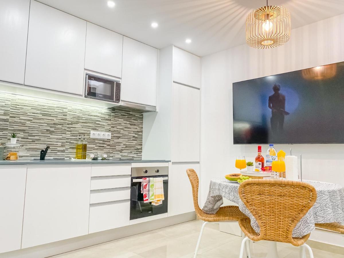 Luxury 2 min Beach with Balcony, Ocean view, Wifi, AC, SmartTV - Hizvo