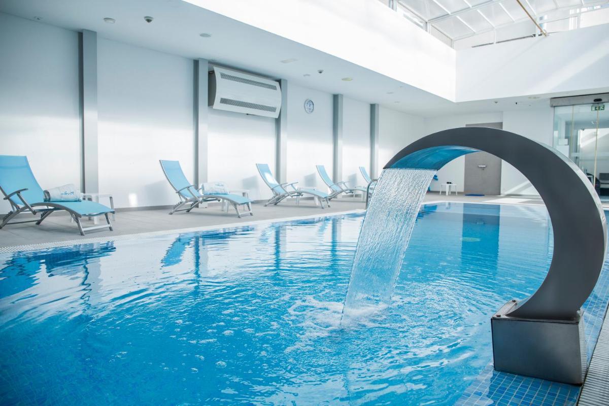 uma piscina com uma fonte de água num edifício em Hotel Mira Sagres em Vila do Bispo