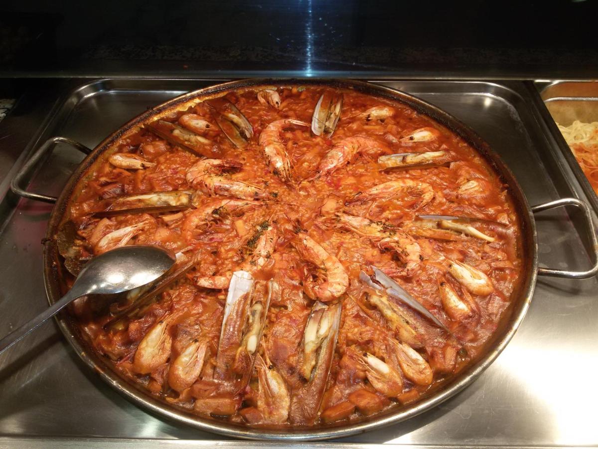 Comida en o cerca de este hotel