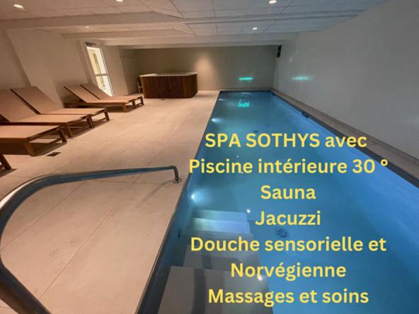 - une piscine dans une pièce avec des tables et des chaises dans l'établissement Kyriad Saumur Hyper Centre Hôtel, Appartements, Séminaires et SPA soins Sothys Paris, à Saumur
