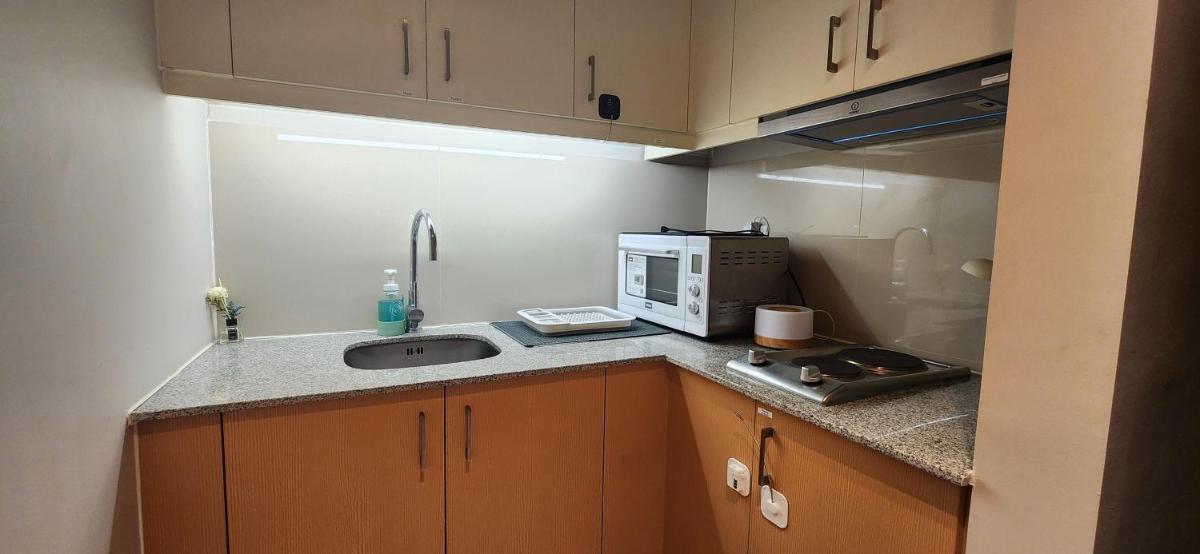 Pristine & Cozy Stay at Uptown Mall BGC across Mitsukoshi with FREE Parking - Housity