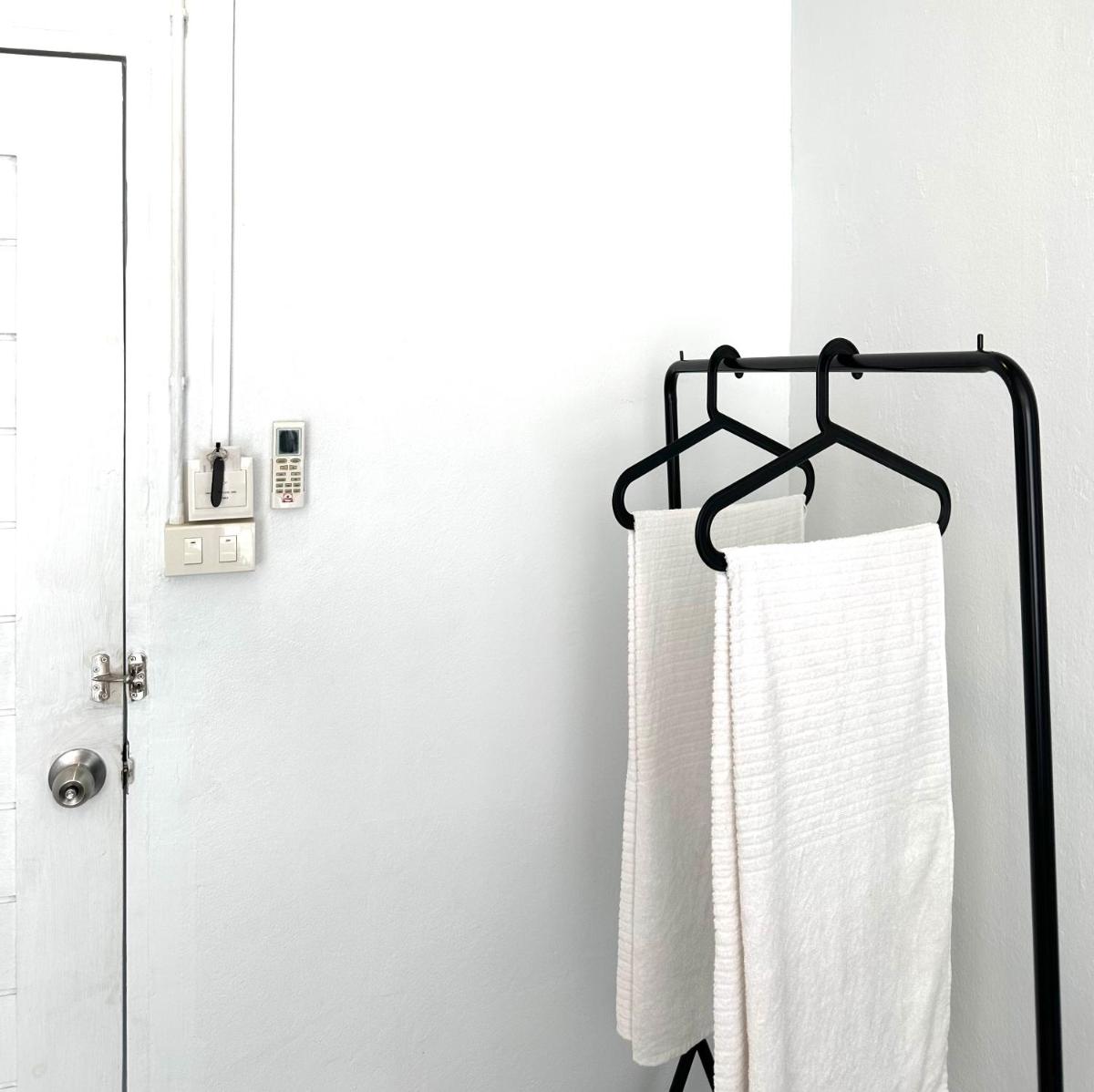 Beige Poshtels + Netflix - Housity