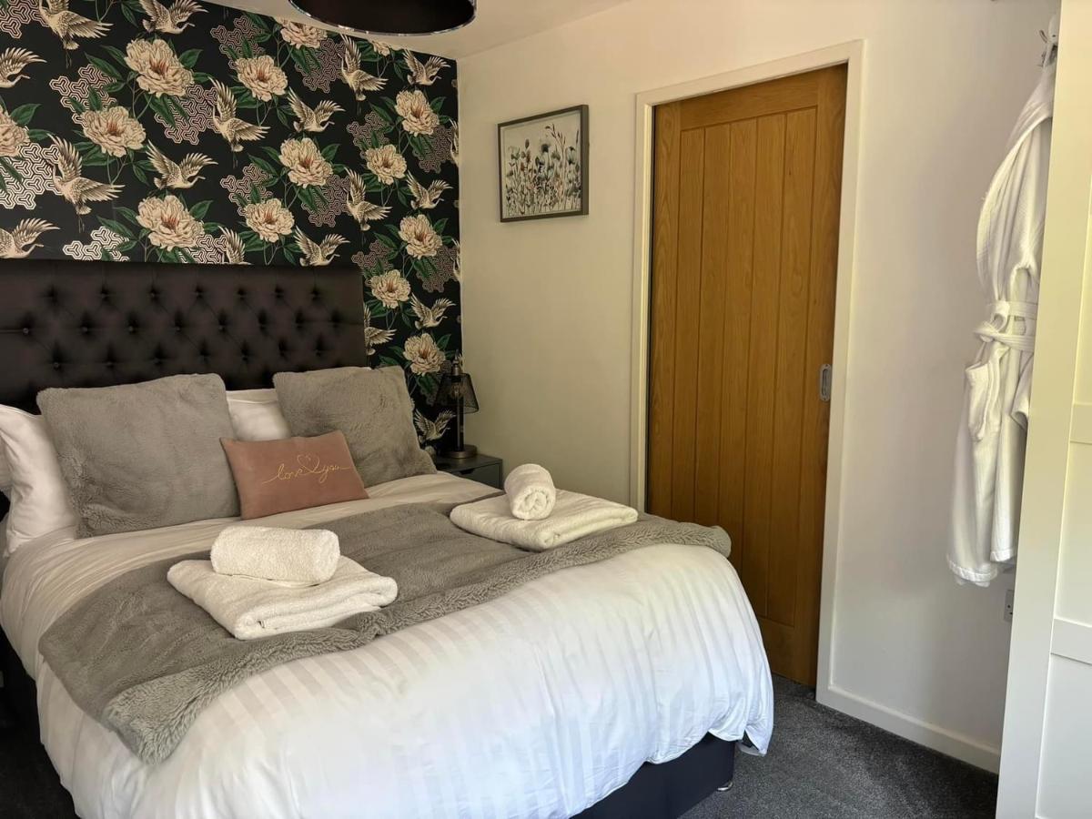 Secret Gem 1 Bed Garden Flat Large Luxury Hot Tub - Housity