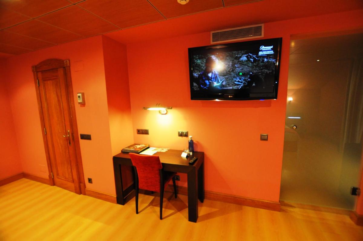 Una televisión o centro de entretenimiento en Gran Hotel Liber & Spa Playa Golf