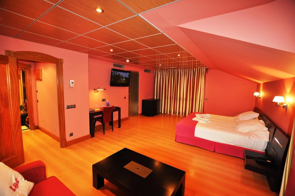 Una televisión o centro de entretenimiento en Gran Hotel Liber & Spa Playa Golf