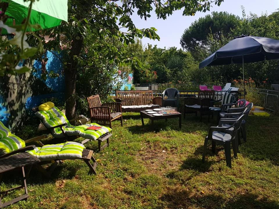 Appt Independant 4 5 ou 6 personnes piscine direct gare ou aeroport Jardin Piscine - Housity