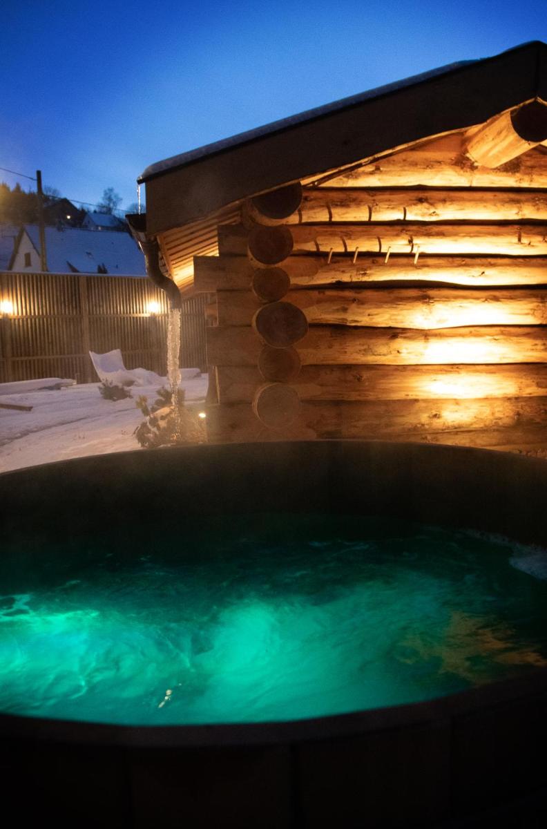 Piscine de l'établissement Logis Hôtel Restaurant De La Poste et SPA de Montagne ou située à proximité