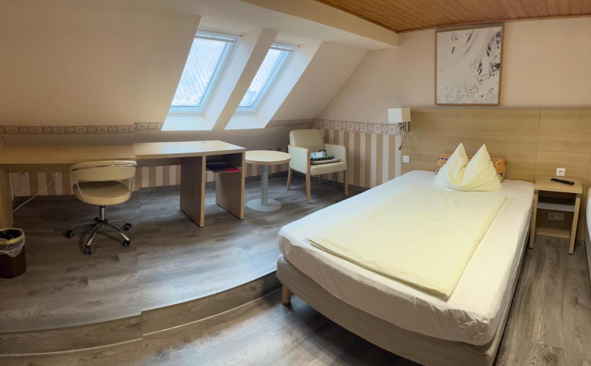 Altes Gasthaus Leuna Pension - Housity