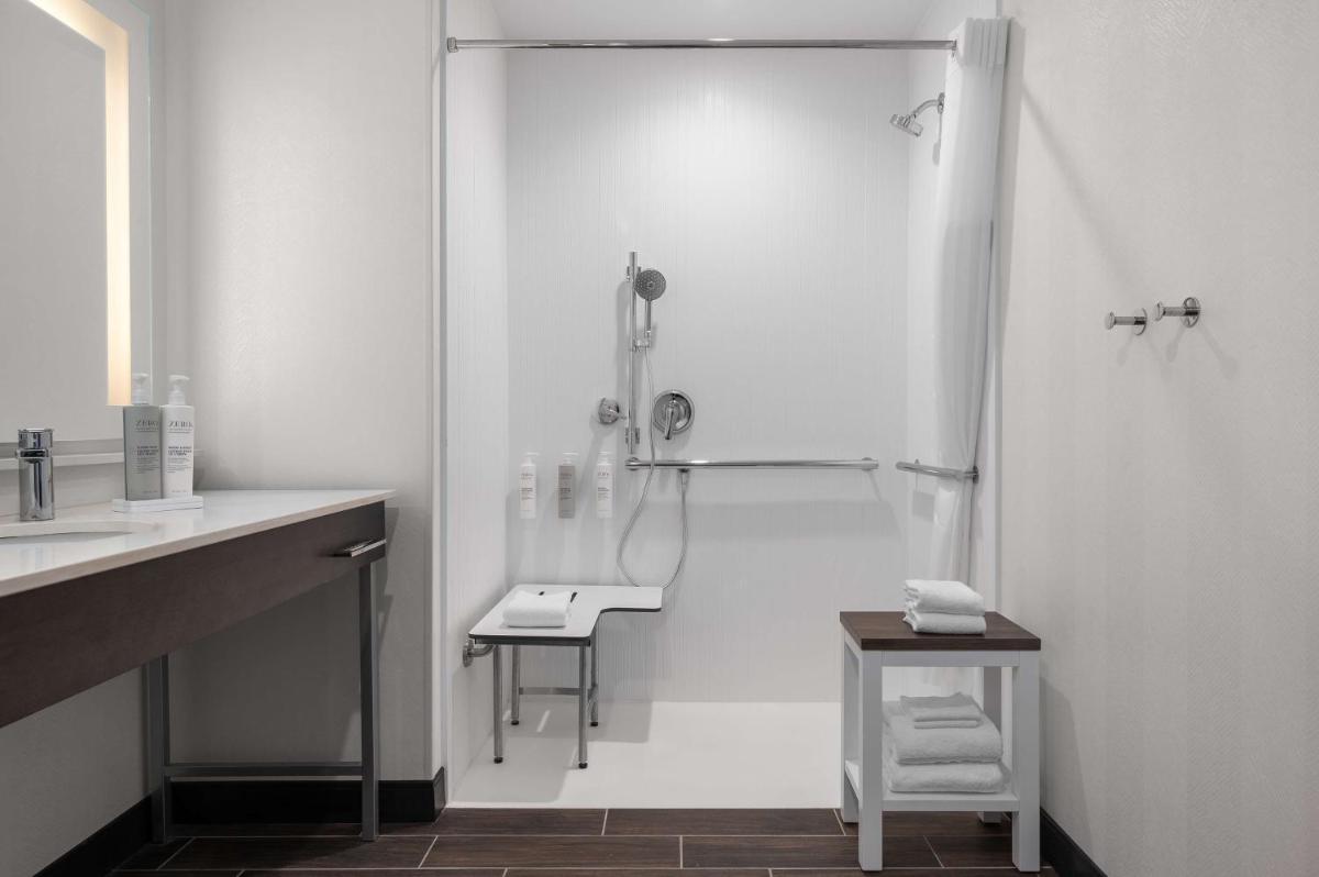 Hampton Inn & Suites by Hilton Pittsboro - Housity