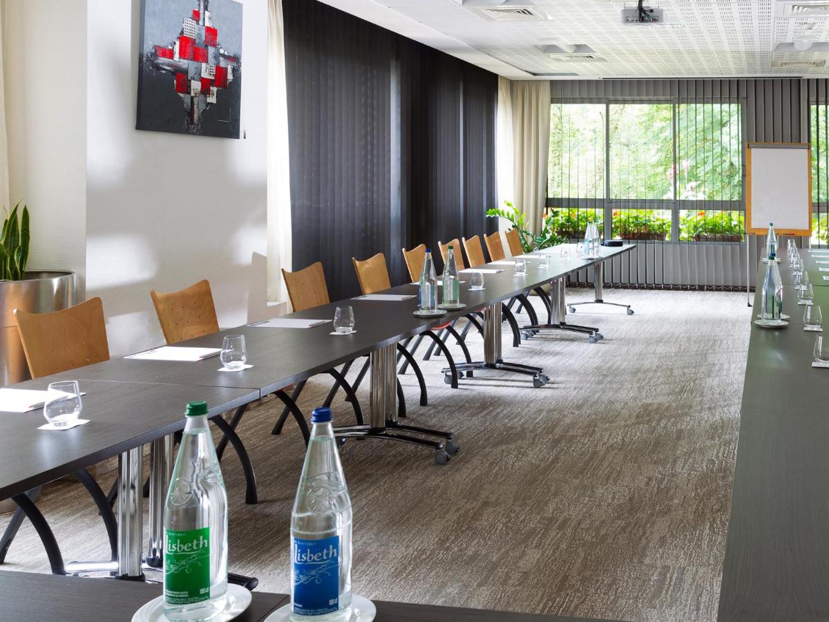 une salle de conférence avec de longues tables et chaises dans l'établissement Hotel Restaurant & Spa Verte Vallée, à Munster 80 autres photos