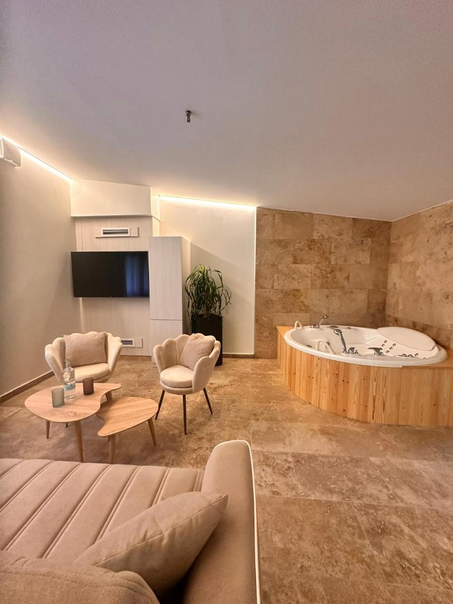 Una televisión o centro de entretenimiento en Boutique Hotel Comtal Empuries