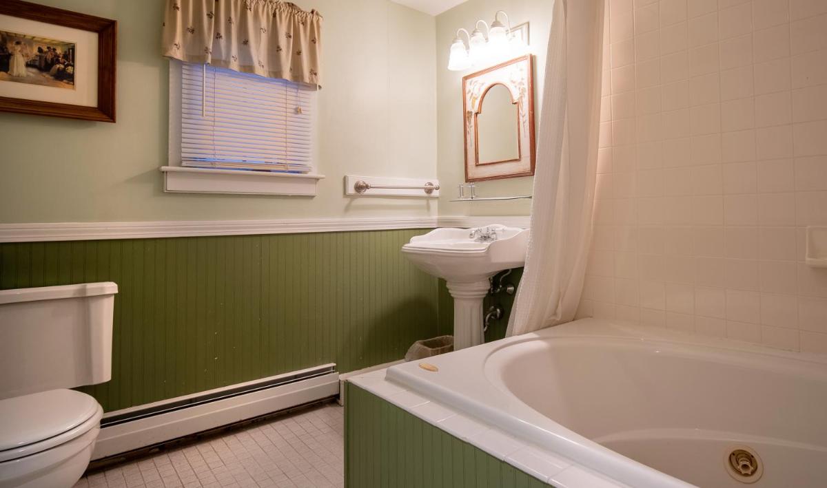 Cooper Hill Inn - Housity