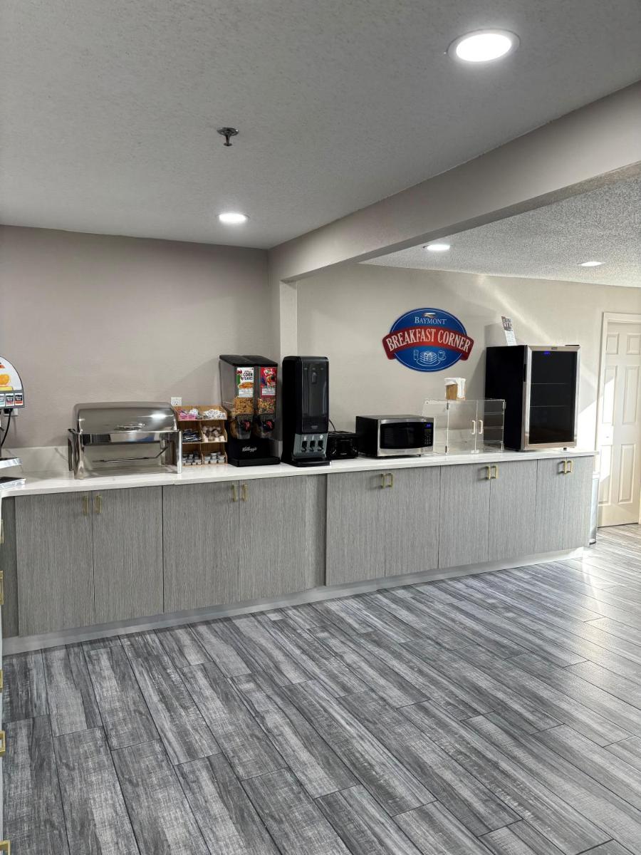 Baymont by Wyndham Davenport - Housity