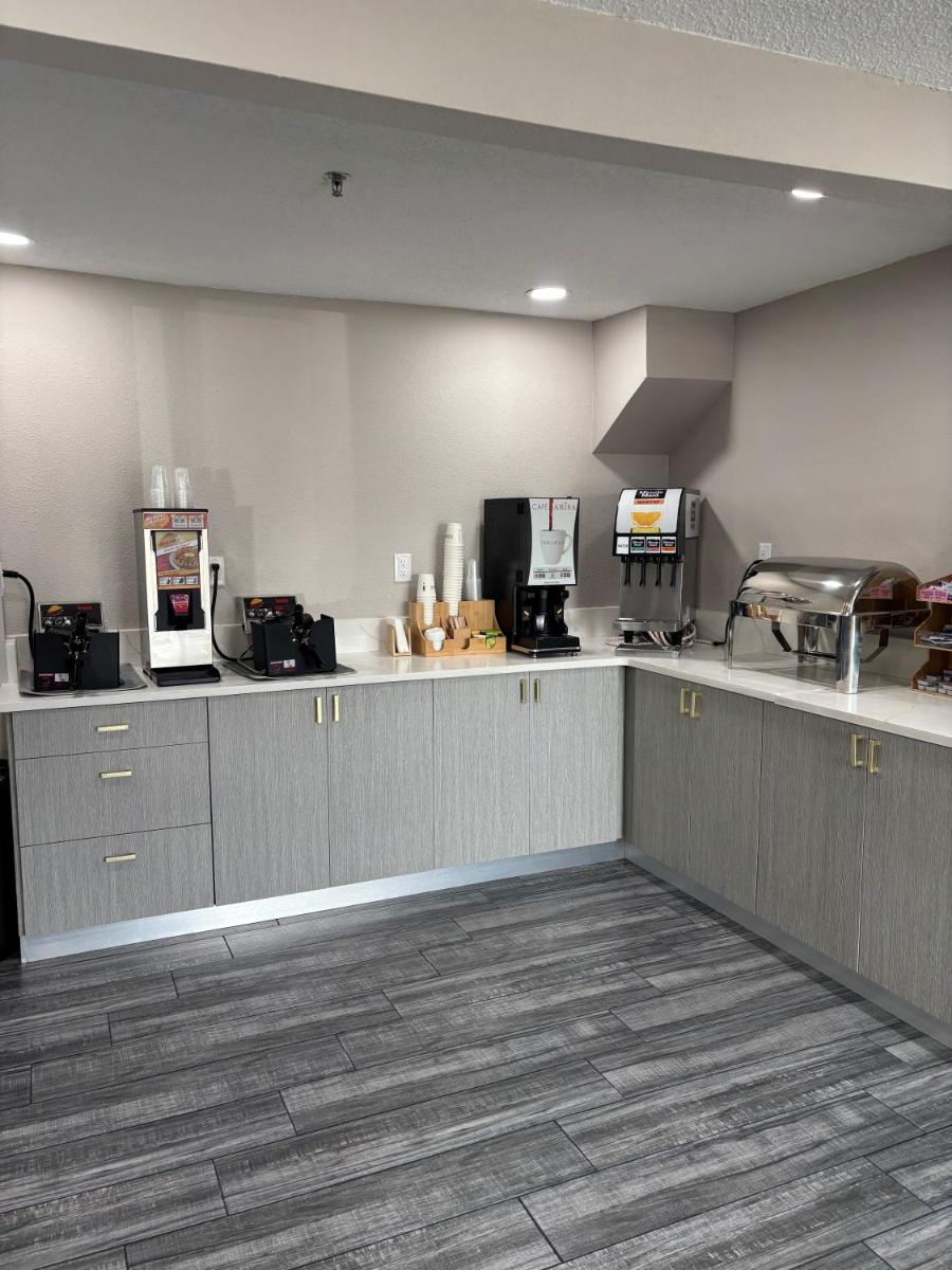 Baymont by Wyndham Davenport - Housity