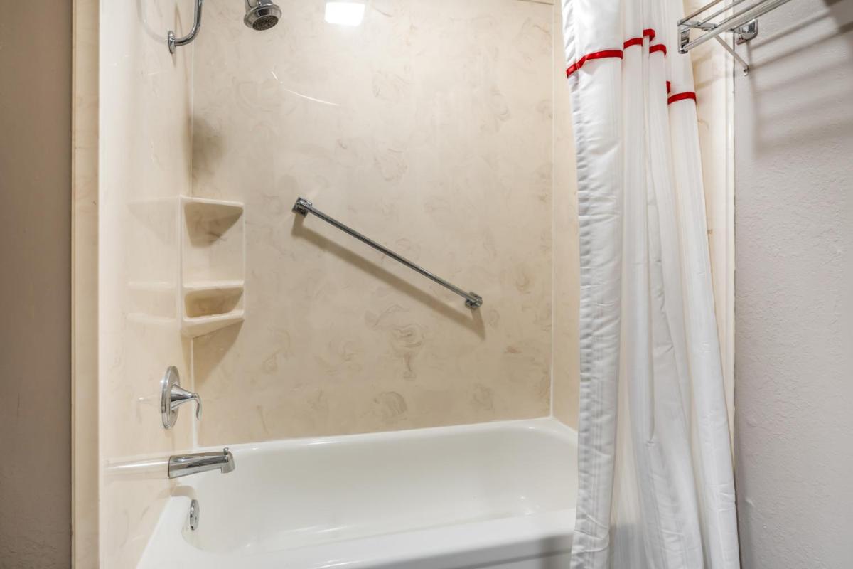 Red Roof Inn & Suites Sulphur Springs - Housity