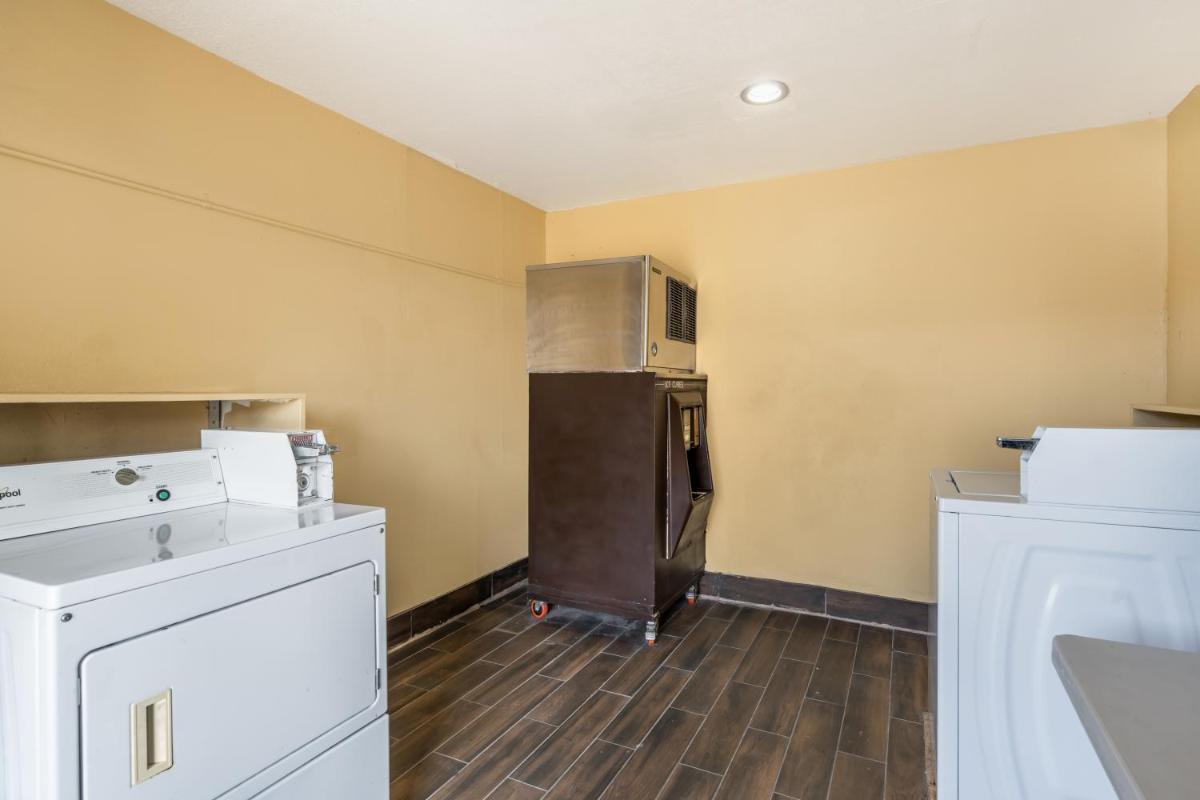 Red Roof Inn & Suites Sulphur Springs - Housity