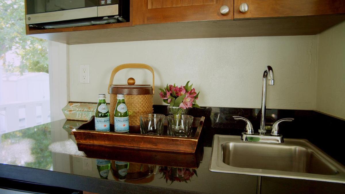 Coconut Palm Inn - Housity